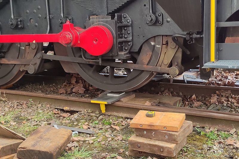 Museumlocomotief 605 van het Spoorwegmuseum herspoord door Incidentenbestrijders van ProRail